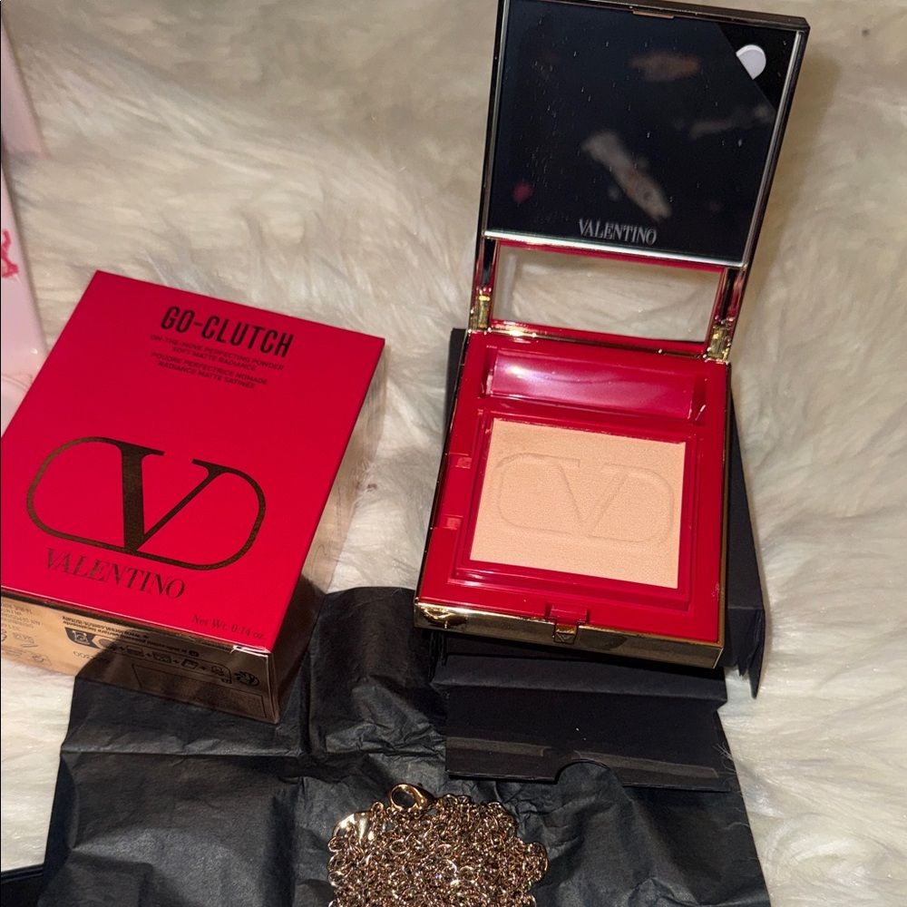 GO-CLUTCH REFILLABLE COMPACT POWDER MSRP$205 - Picture 4 of 8